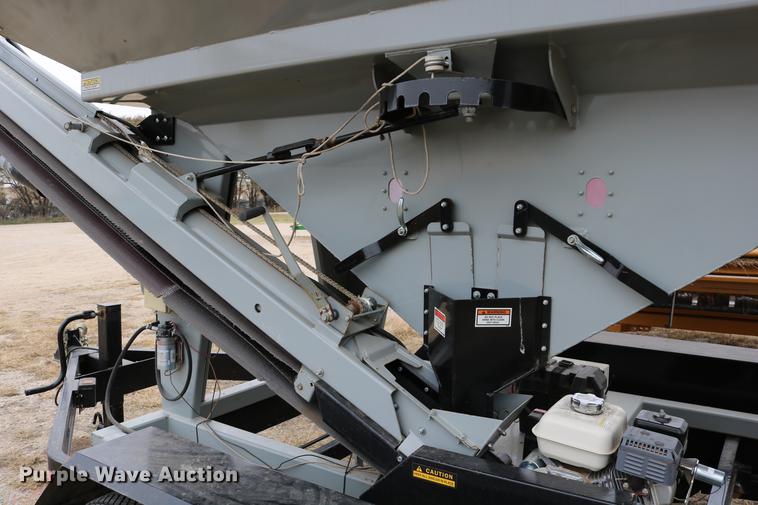 image for item DC3719 2010 Speed King 240T 90826905 seed tender trailer