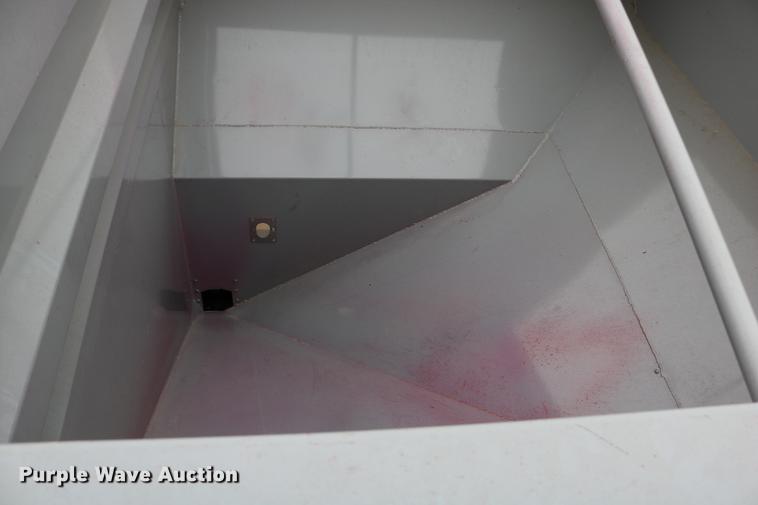 image for item DC3719 2010 Speed King 240T 90826905 seed tender trailer