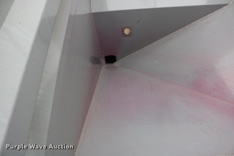 image for item DC3719 2010 Speed King 240T 90826905 seed tender trailer