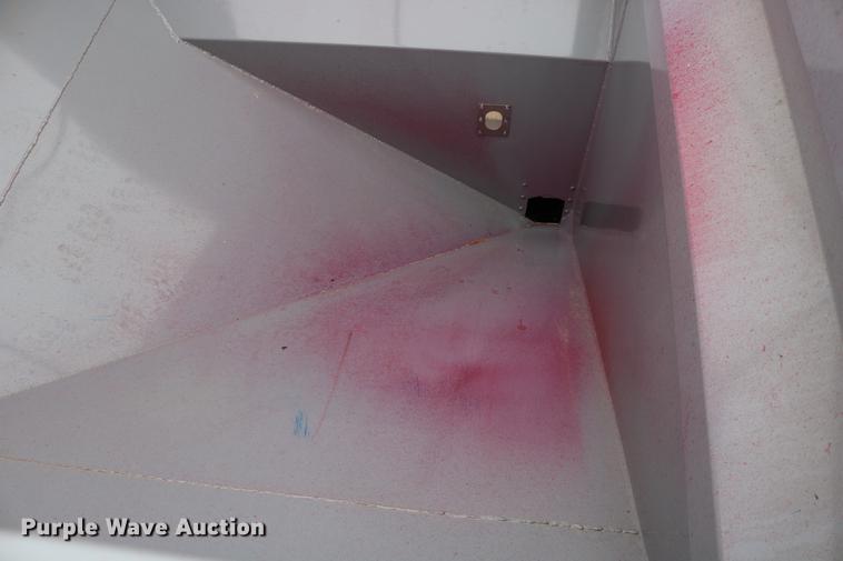 image for item DC3719 2010 Speed King 240T 90826905 seed tender trailer