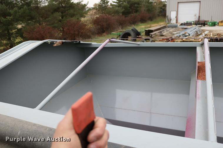 image for item DC3719 2010 Speed King 240T 90826905 seed tender trailer