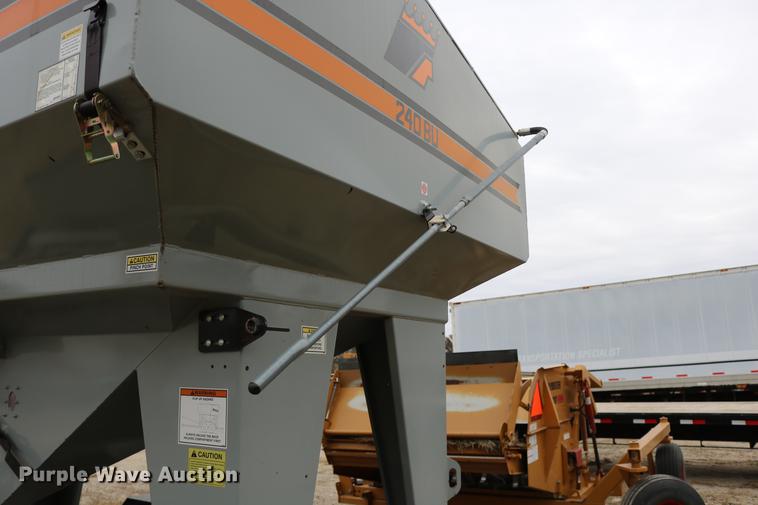 image for item DC3719 2010 Speed King 240T 90826905 seed tender trailer