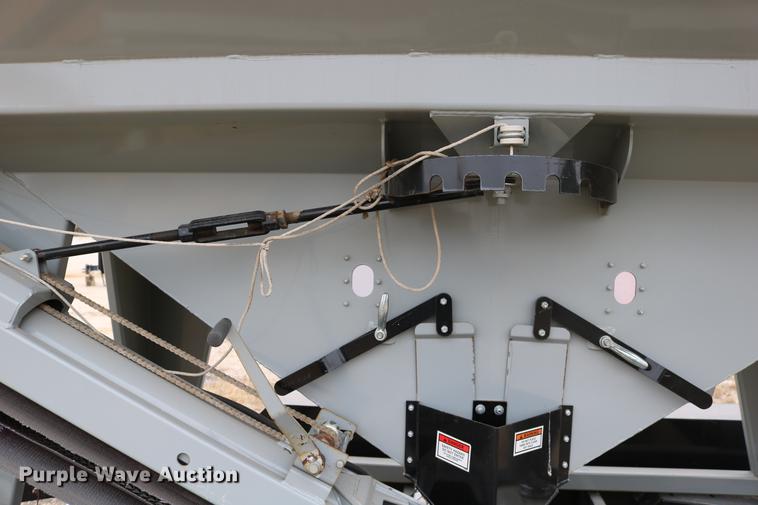 image for item DC3719 2010 Speed King 240T 90826905 seed tender trailer