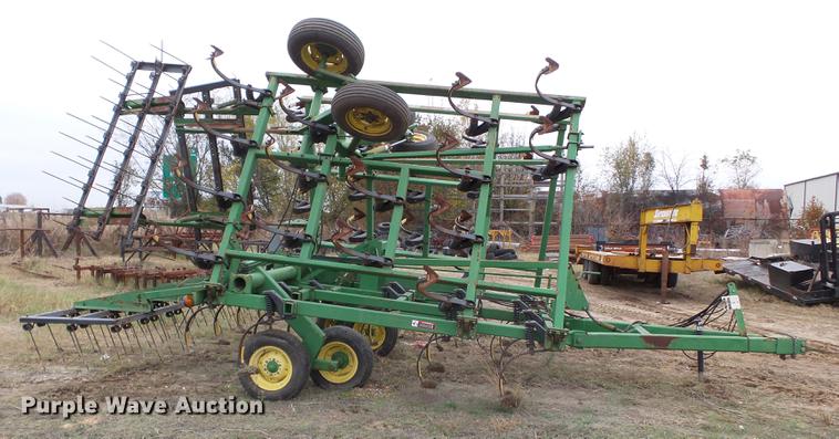 image for item DC6764 John Deere 980 field cultivator