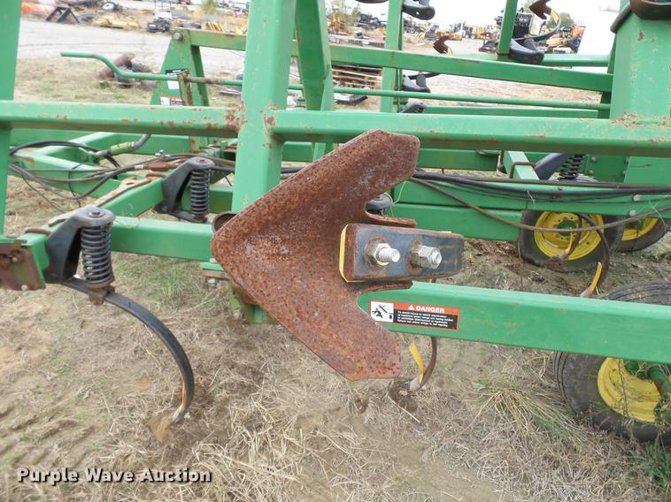 image for item DC6764 John Deere 980 field cultivator