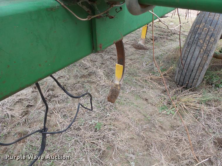 image for item DC6764 John Deere 980 field cultivator