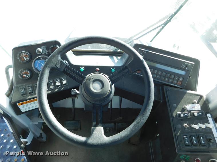 image for item DC8459 2002 SpraCoupe 4440 self-propelled sprayer