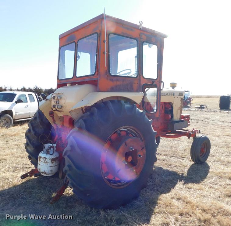 image for item DC8488 Case 930 Comfort King tractor