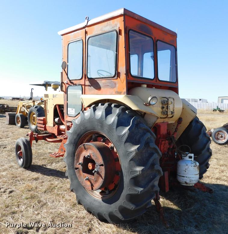 image for item DC8488 Case 930 Comfort King tractor