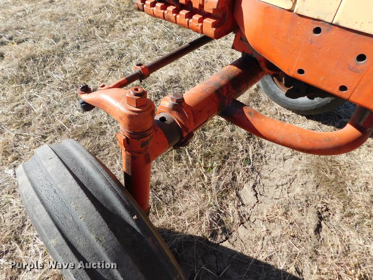 image for item DC8488 Case 930 Comfort King tractor