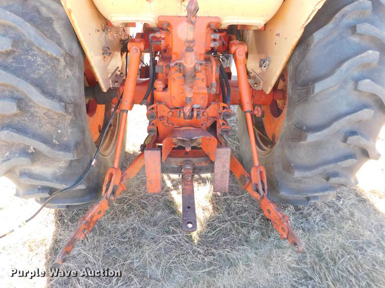 image for item DC8488 Case 930 Comfort King tractor