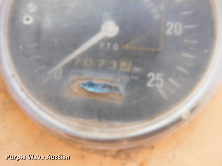 image for item DC8488 Case 930 Comfort King tractor