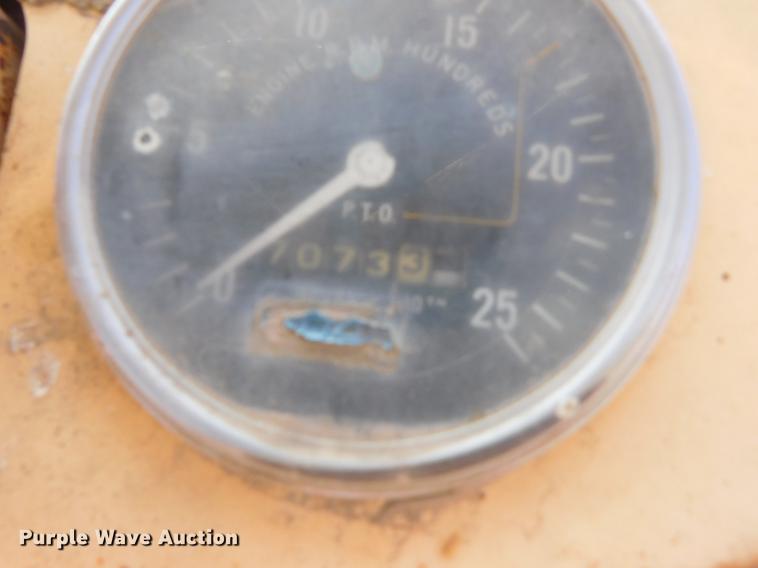 image for item DC8488 Case 930 Comfort King tractor