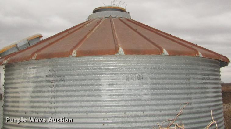 image for item DD2958 (2) grain bins