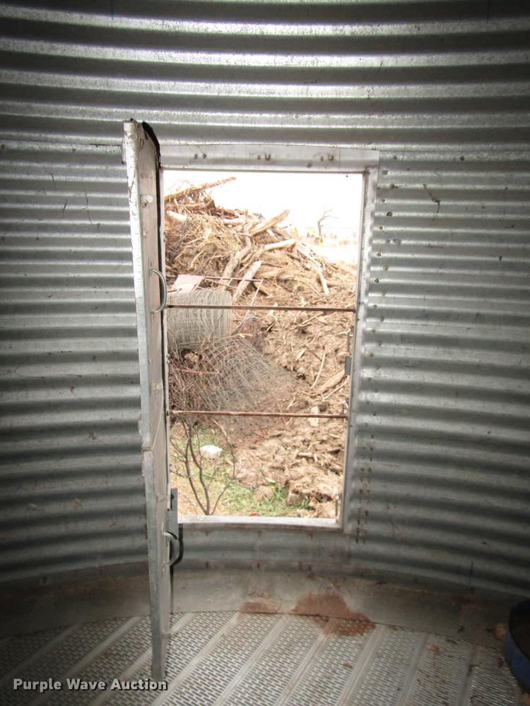 image for item DD2958 (2) grain bins