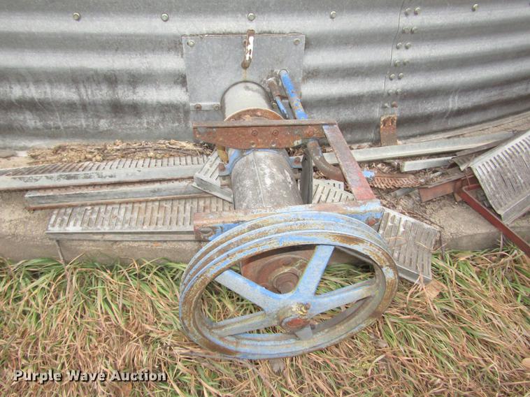 image for item DD2958 (2) grain bins