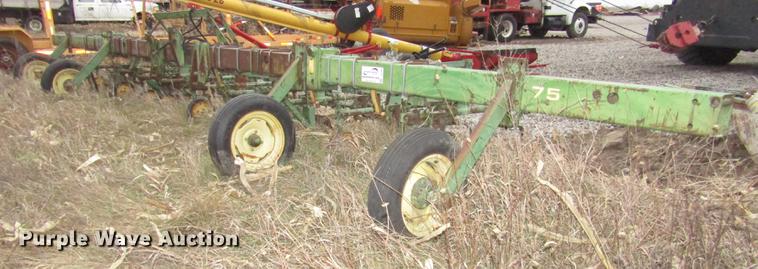 image for item DD2964 John Deere 75 row crop cultivator