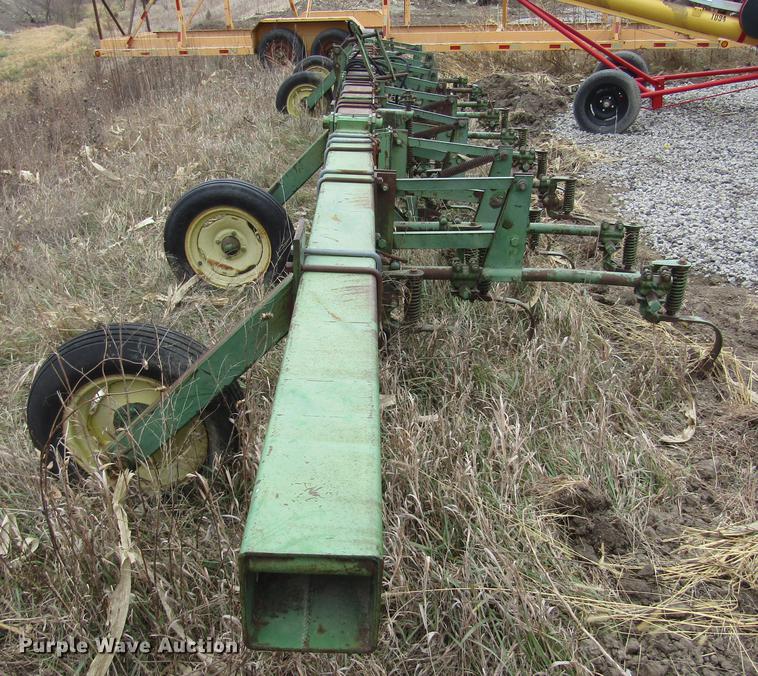 image for item DD2964 John Deere 75 row crop cultivator