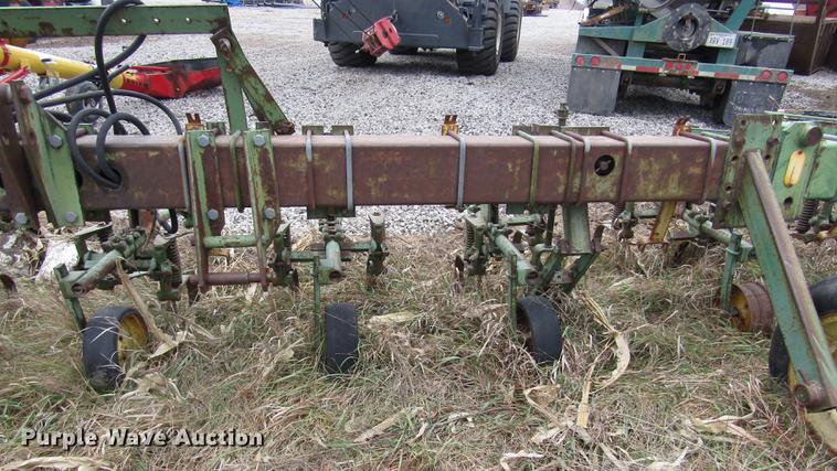 image for item DD2964 John Deere 75 row crop cultivator