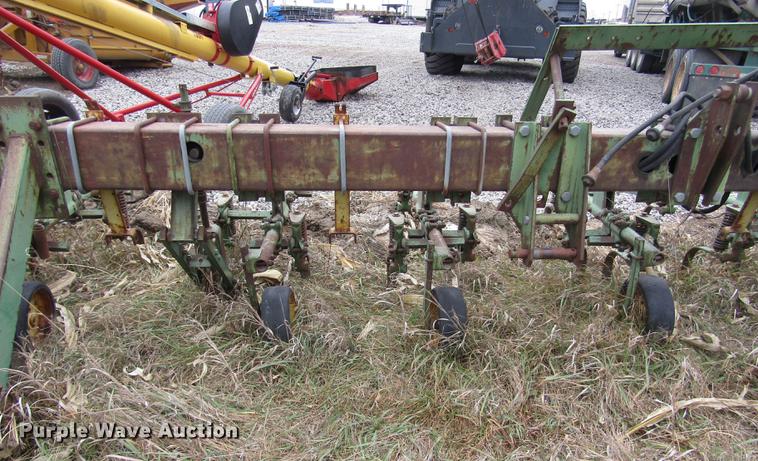 image for item DD2964 John Deere 75 row crop cultivator