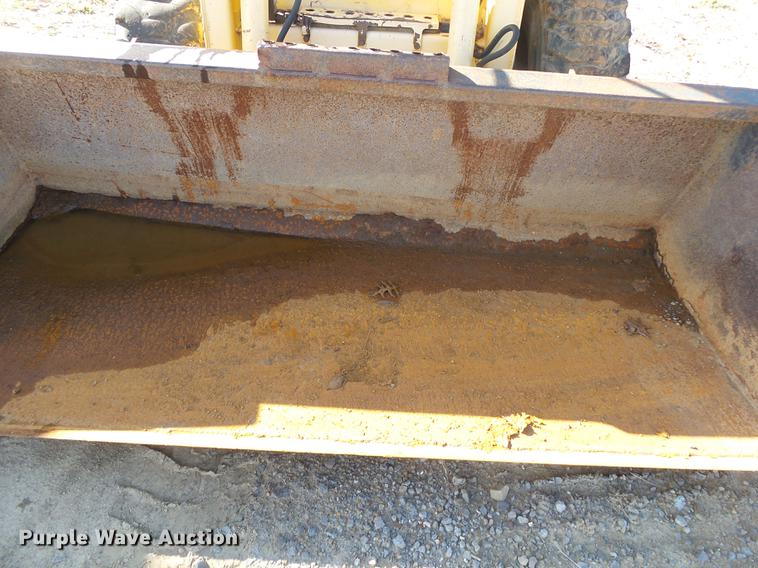 image for item DS9647 2005 Gehl 5640 skid steer