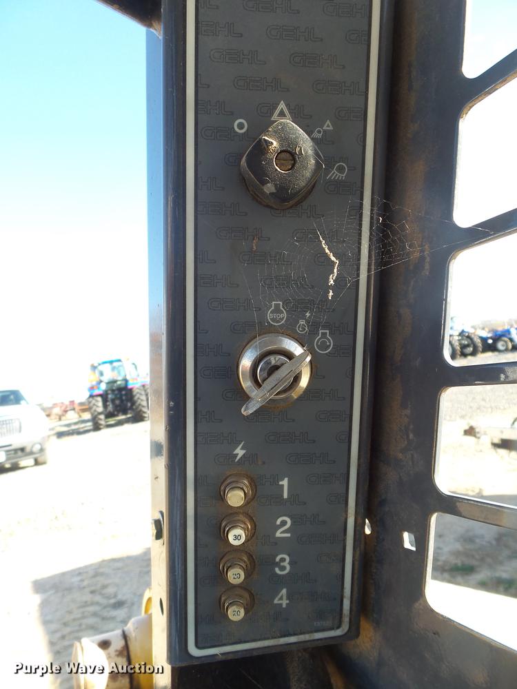 image for item DS9647 2005 Gehl 5640 skid steer