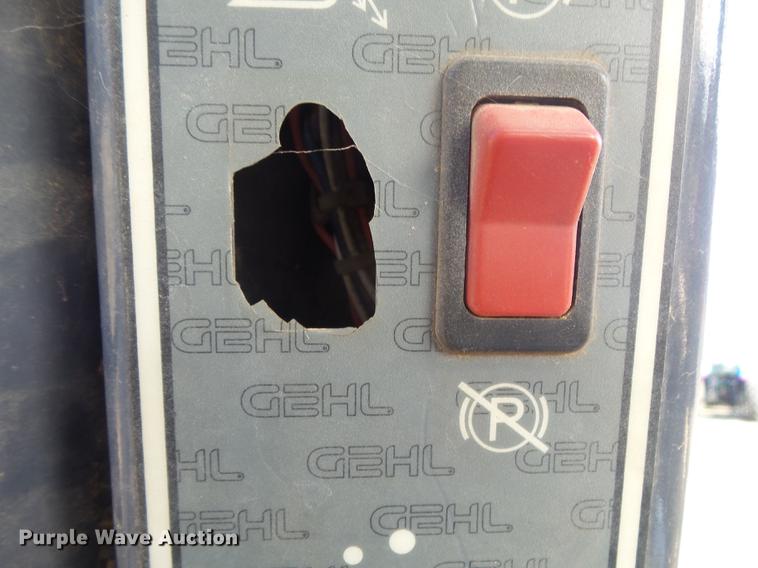 image for item DS9647 2005 Gehl 5640 skid steer