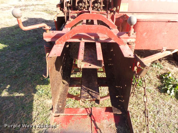 image for item DS9648 1988 New Holland 311 square baler