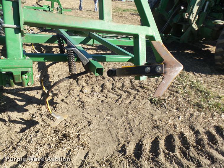 image for item DX9315 John Deere 960 field cultivator