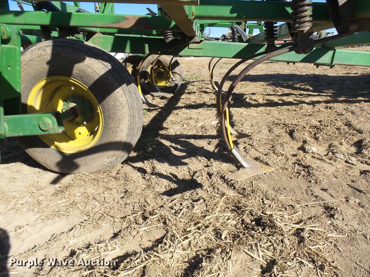 image for item DX9315 John Deere 960 field cultivator