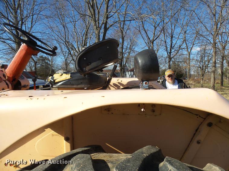 image for item DX9329 Case 930-931 tractor