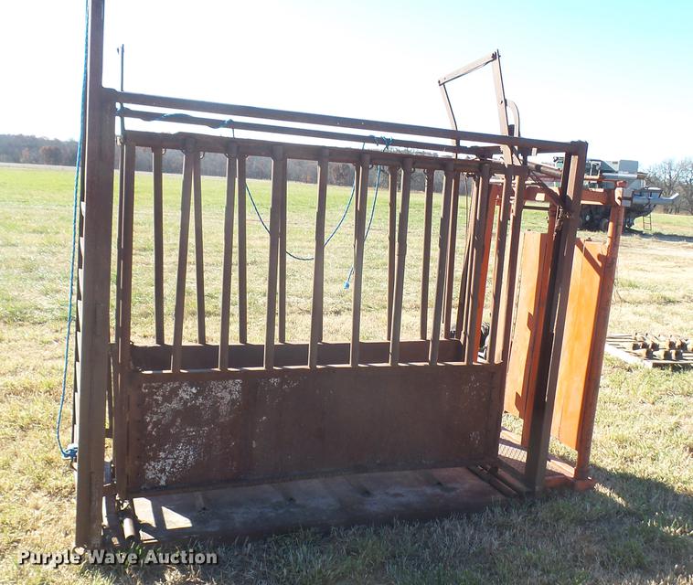 Squeeze chute in Eureka, KS | Item ED9223 sold | Purple Wave