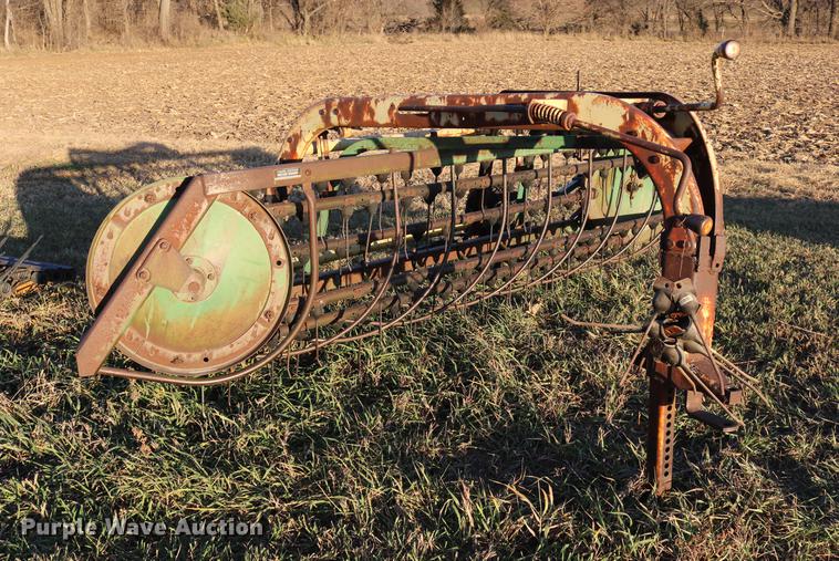image for item EE9895 John Deere 640 hay rake