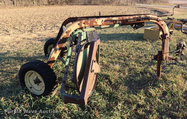 image for item EE9895 John Deere 640 hay rake