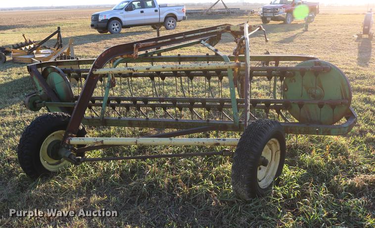 image for item EE9895 John Deere 640 hay rake