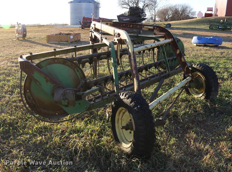 image for item EE9895 John Deere 640 hay rake
