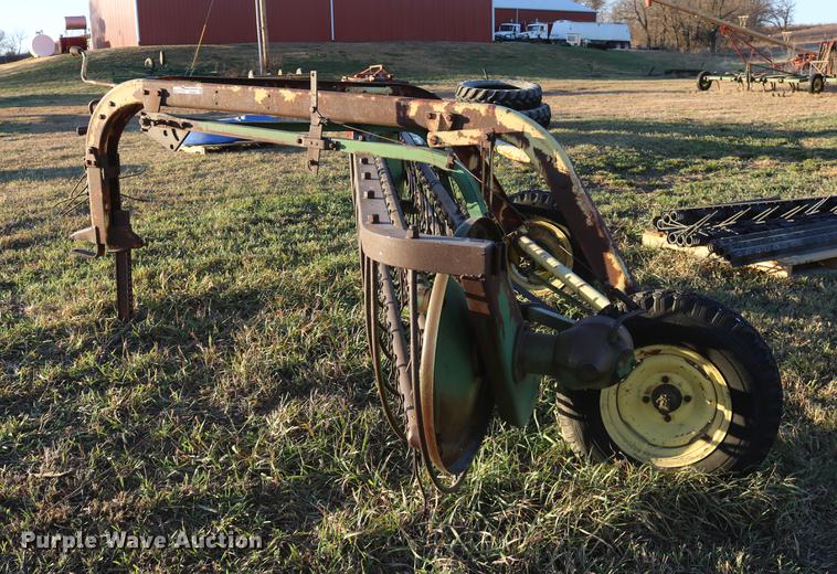 image for item EE9895 John Deere 640 hay rake
