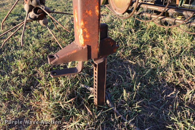 image for item EE9895 John Deere 640 hay rake