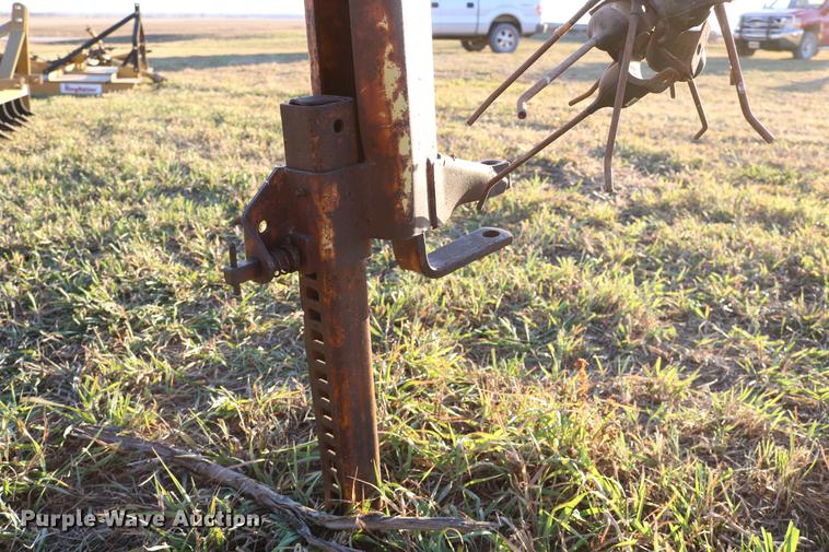 image for item EE9895 John Deere 640 hay rake