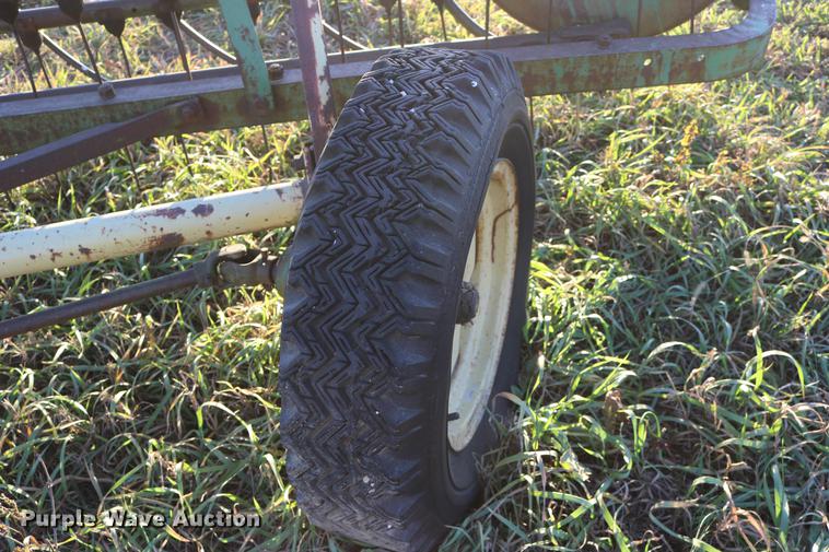 image for item EE9895 John Deere 640 hay rake