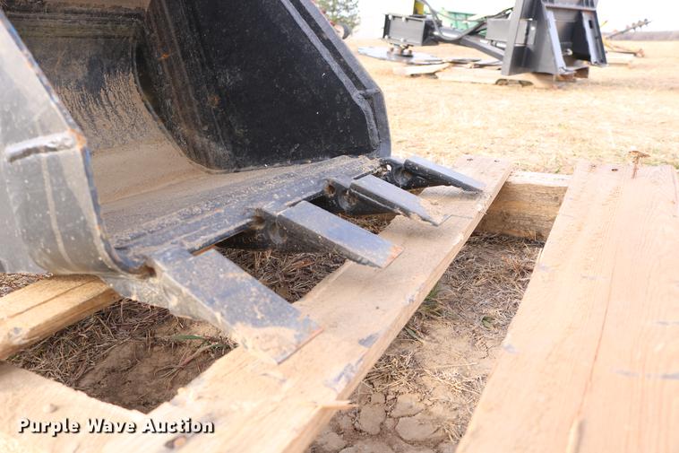 image for item EE9912 19"W bucket