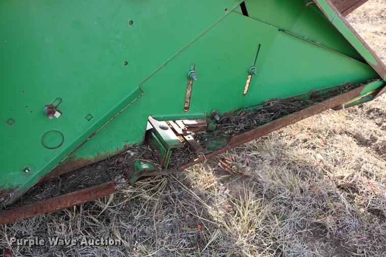 image for item EE9918 1996 John Deere 930 rigid head