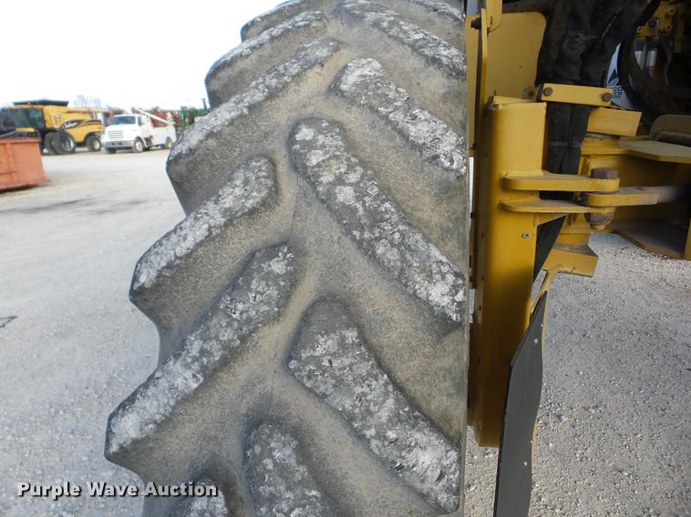 image for item J8551 2002 Ag-Chem RoGator 854 self-propelled sprayer