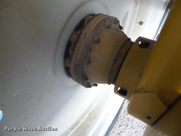 image for item J8551 2002 Ag-Chem RoGator 854 self-propelled sprayer