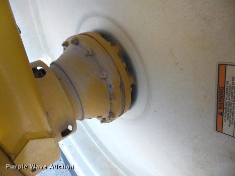 image for item J8551 2002 Ag-Chem RoGator 854 self-propelled sprayer