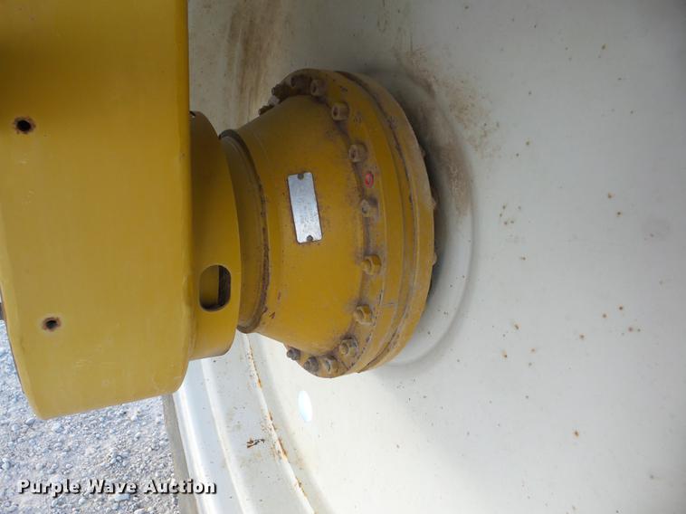 image for item J8551 2002 Ag-Chem RoGator 854 self-propelled sprayer