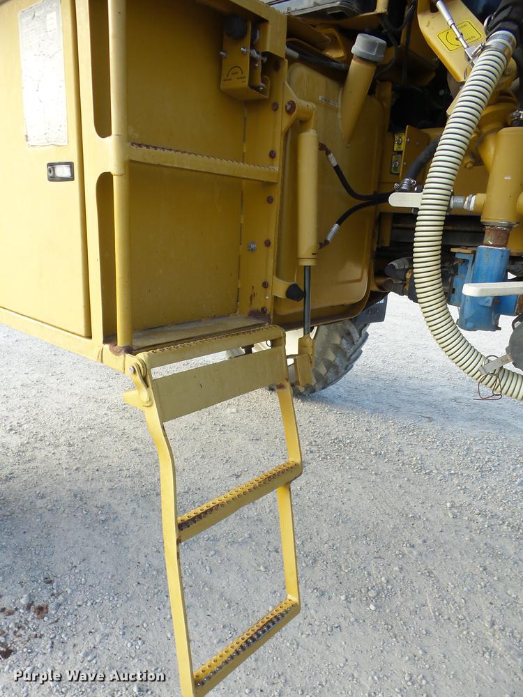 image for item J8551 2002 Ag-Chem RoGator 854 self-propelled sprayer