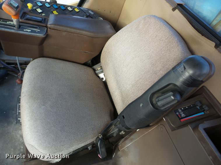 image for item J8551 2002 Ag-Chem RoGator 854 self-propelled sprayer