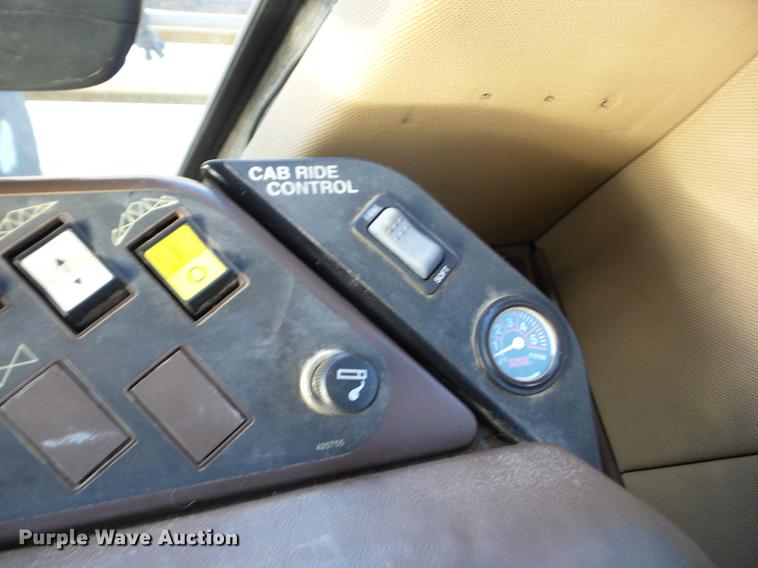 image for item J8551 2002 Ag-Chem RoGator 854 self-propelled sprayer