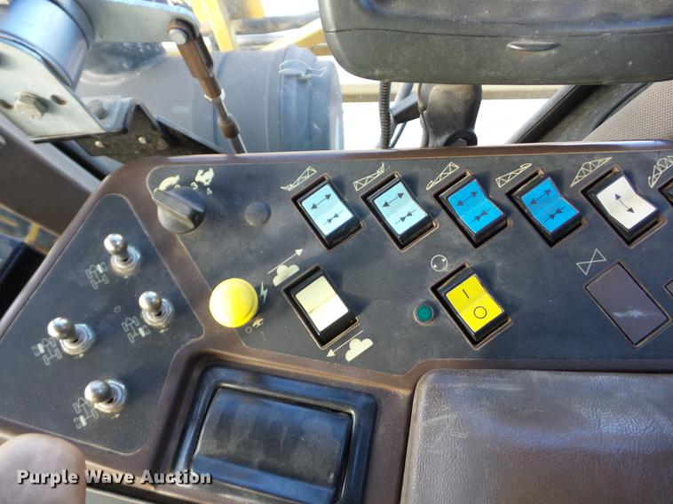 image for item J8551 2002 Ag-Chem RoGator 854 self-propelled sprayer